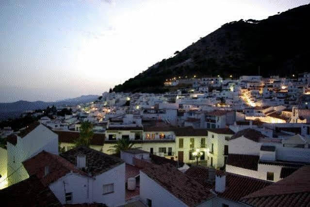 Hostal El Escudo De Mijas Hotel Exterior photo